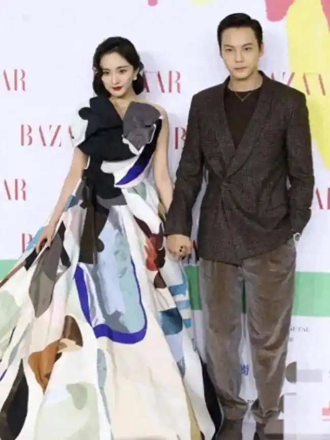 杨幂陈伟霆官宣恋情,因戏结缘共谱浪漫篇章真爱力量点亮娱乐圈!