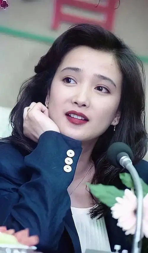 美人如花隔云端,古典穿搭的时尚指南,惊艳了90年代——何晴