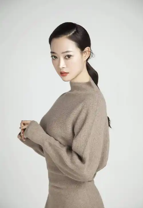 和赵丽颖曾是同档选秀冠军,为戏增肥后患病,现成李柄熹新剧女主_何琢