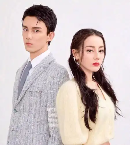 吴磊迪丽热巴拍大片cp感十足 高颜值超养眼