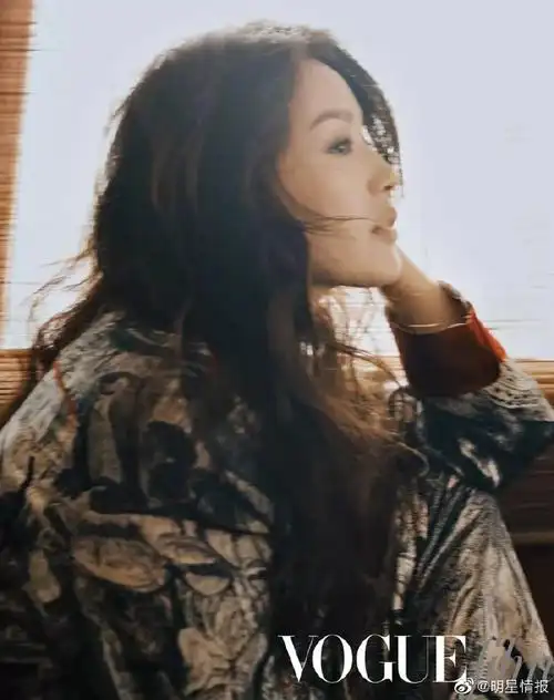 舒淇荧光橙造型#舒淇登上了《时尚芭莎》的封面,造型曝光~大胆呈栽