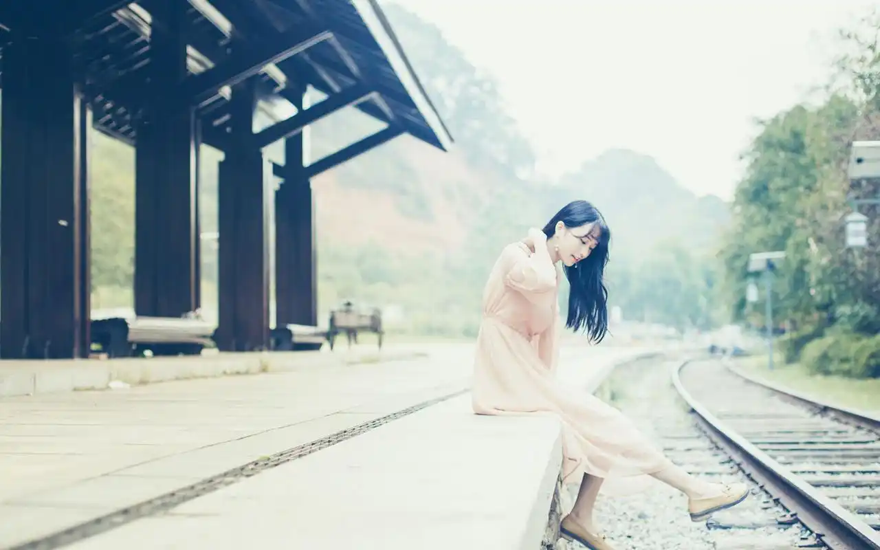 长发美女优雅迷人长裙户外写真桌面壁纸