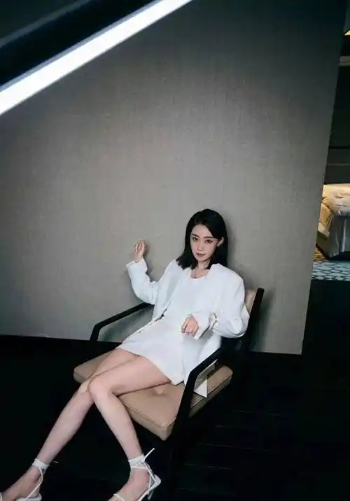 张小斐身材高挑,气场强大,驾驭起这种风衣毫不费力!