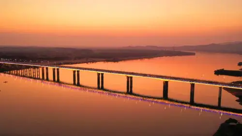 江西泰和:多彩大桥 美不胜收