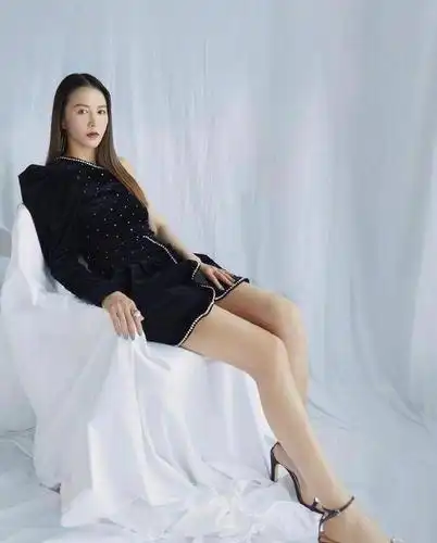 谭维维新照又瘦又美单肩丝绒裙大秀身材耳环比下巴还长