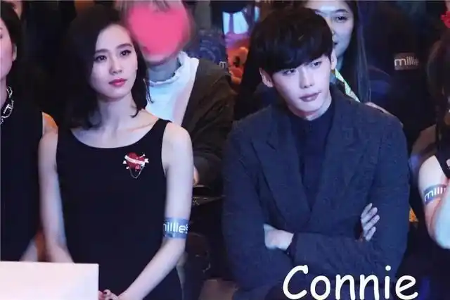 刘诗诗和李钟硕早期同框清秀白净脸好紧致二硕的眼神没离开过