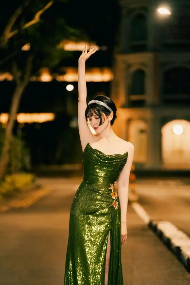 阅文盛典这一夜,陈小纭用珠圆玉润的身材,狠狠打脸了白幼瘦女星