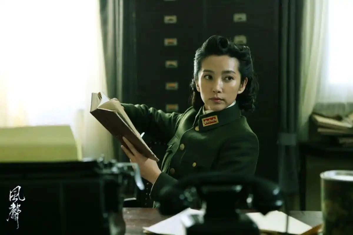 梅婷的军装照配上她的微笑,洋溢着甜美.