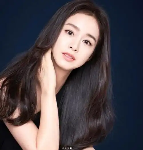 韩国女艺人金泰熙sns发照展优雅动人美貌