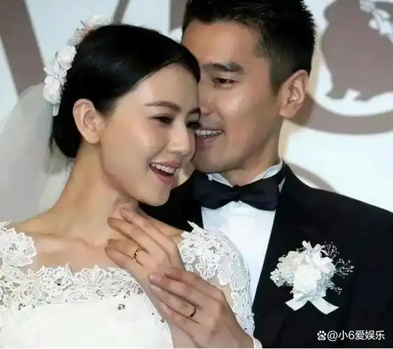 两人一起牵手逛街,随后去了咖啡厅吃饭,高圆圆亲自亲自喂老公吃甜品