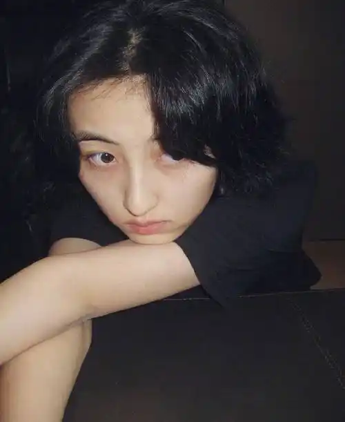 原创张子枫晒新发型自拍素颜出镜状态超好离开美颜滤镜皮肤好真实