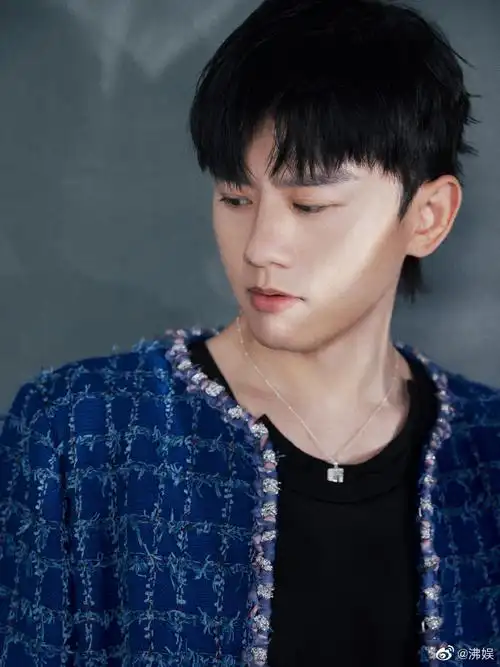 张杰蓝色小香风外套#张杰蓝色小香风外套,帅气!