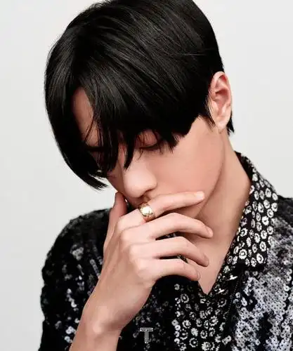 王一博登《t magazine》封面,中分齐头切发 眼尾钉造型,别致又充满酷