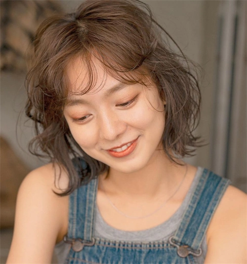 睡不醒空气感烫发 慵懒短烫发正流行_女生烫发 - 美发站