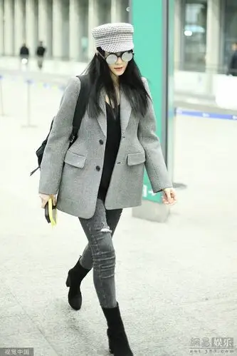 范冰冰脚踩短靴又美又飒长腿再细一圈