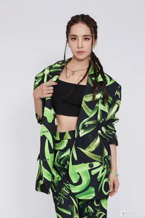 蔡依林40岁了穿衣依然很胆大身穿拼接连衣裙秒变潮流女王