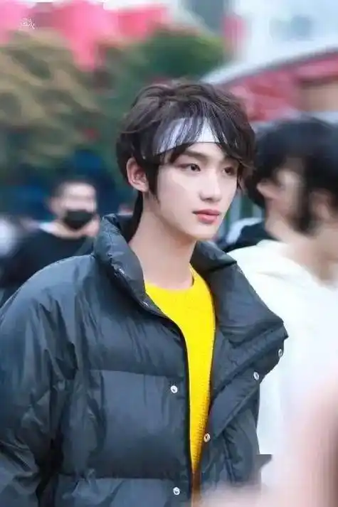 丁程鑫演唱会上被曝恋爱,女友竟是北电同学林芊,两人旅游照曝光_网友