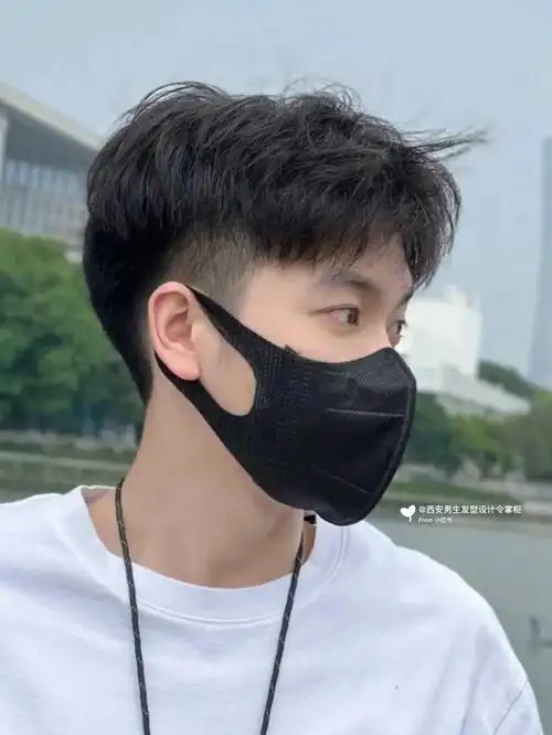 发型两鬓用剪刀剪短,不用推子推的很短长的头发距离耳朵两指剪烫个