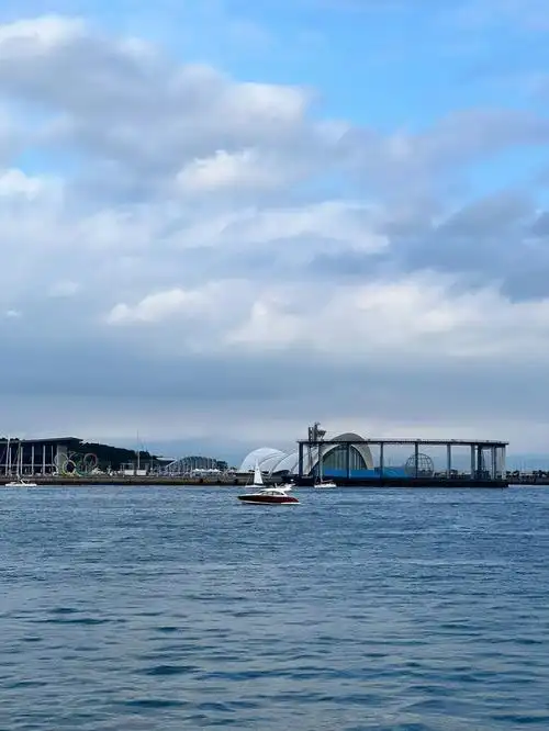 青岛的风二十六度青岛的海一碧无垠