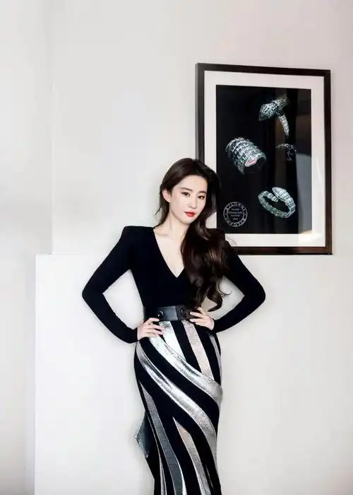 刘亦菲出席活动穿一条黑色深v条纹裙美得优雅大气