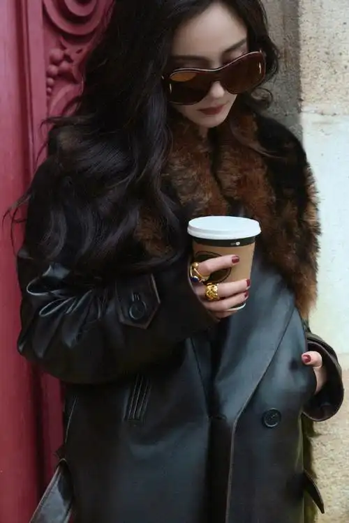 倾听雨的声音@杨幂深棕色毛领皮革大衣搭配波浪卷发造型,摩登时尚