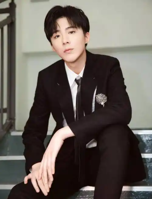 著名歌手刘宇宁片场抽烟被拍!