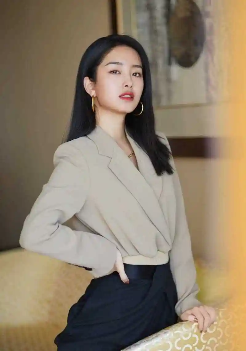 今日份小姐姐 [苦思冥想]    杨采钰,1992年9月出生于湖北武汉,身高