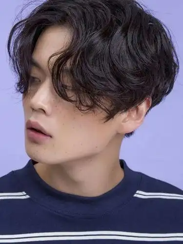 这款中分发型是不是弄个纹理烫,日常打理头发中间分出一条线,用吹风机