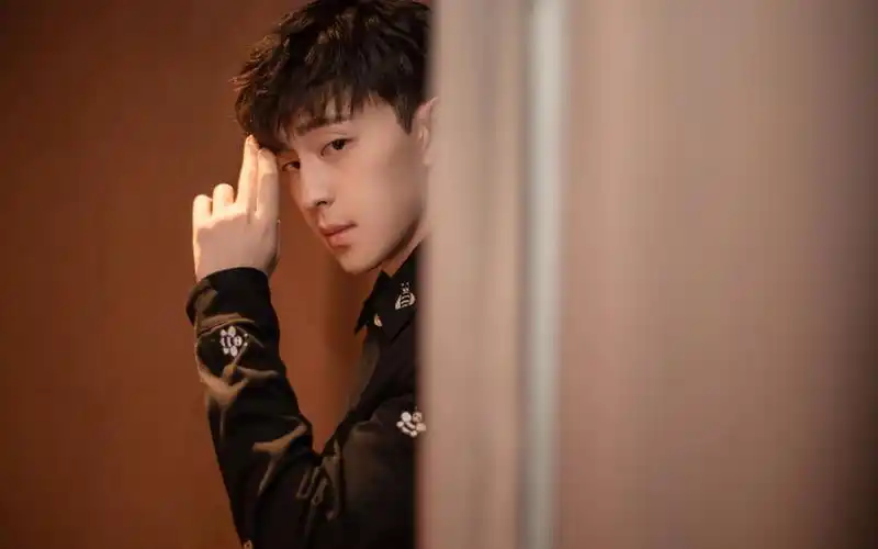 邓伦帅气迷人写真图片桌面壁纸