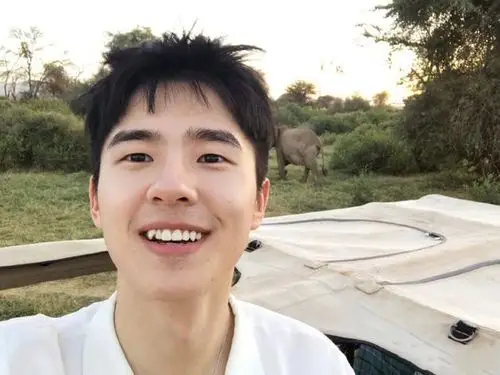 刘昊然露齿甜笑久违自拍 白衬衫干净帅气少年感足