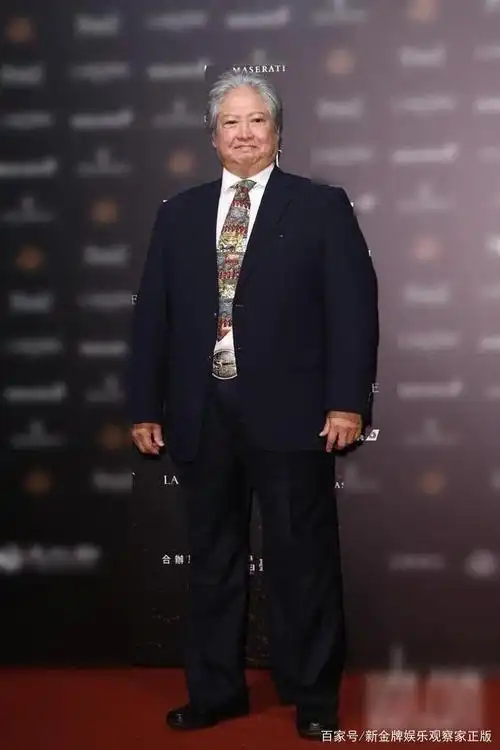 67岁洪金宝变身哪吒,膝盖受伤靠轮椅出行,血糖高暂不能手术