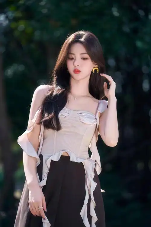 青春靓丽,优雅动人,爱了爱了  演员杨超越,这次她身穿粉色塑身服,搭配