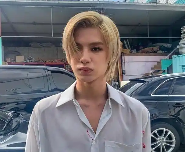 黄明昊重新染回金发身穿白色渔网内衣白皙的天鹅颈十分抢镜