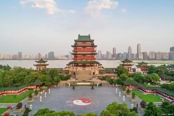 作为南昌市的地标性建筑,始建于唐永徽四年,与岳阳楼,黄鹤楼并成为