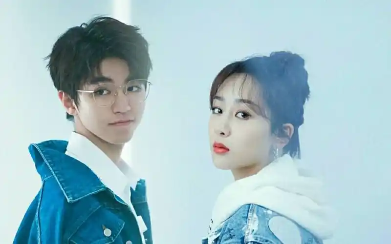 杨紫王俊凯深夜被拍,同行红衣男子内心:我也是明星,不是助理!