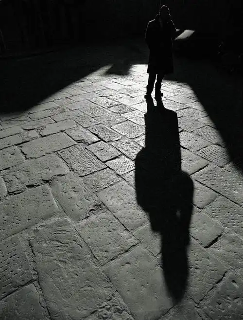 西方人,一个人,走,竖图,俯视,黑白,室外,白天,道路,路,欧洲,欧洲人,仅