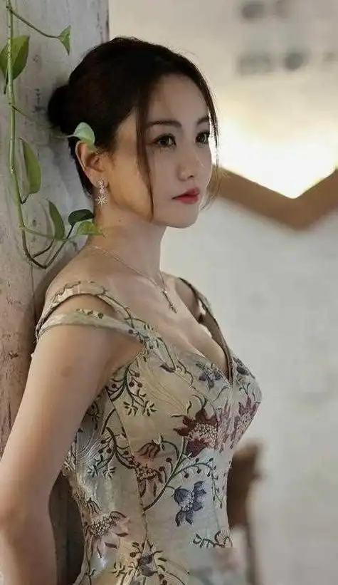 身高不够身材来凑杨蓉丰满的身材就是她最犀利的武器