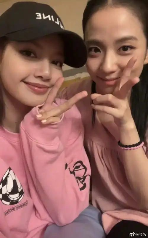 lisa为庆祝blackpink出道6周年开直播啦～jisoo手腕上特意戴了粉黑色