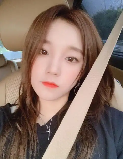 这张照片中的宋雨琦,留着长直发,脸上没有妆容,明显是素颜,只不过嘴巴
