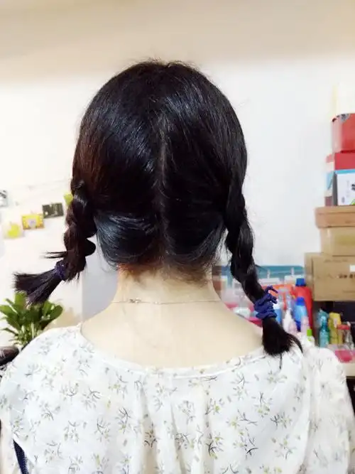 我给自己扎了两个辫子,妄想回到15岁