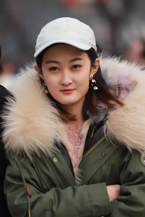 冬季的街头,路人女神还是这么多,个个气质不输明星