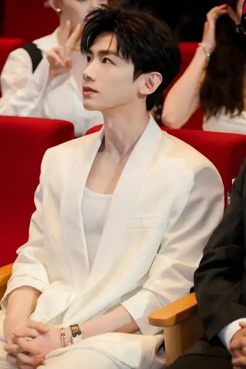 白敬亭超话#电视剧品质盛典#  96恭喜演员@白敬亭荣获『年度突破