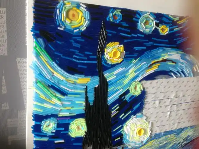 我临摹的过程中,突然有天想到用吸管和瓶盖拼一幅星空.