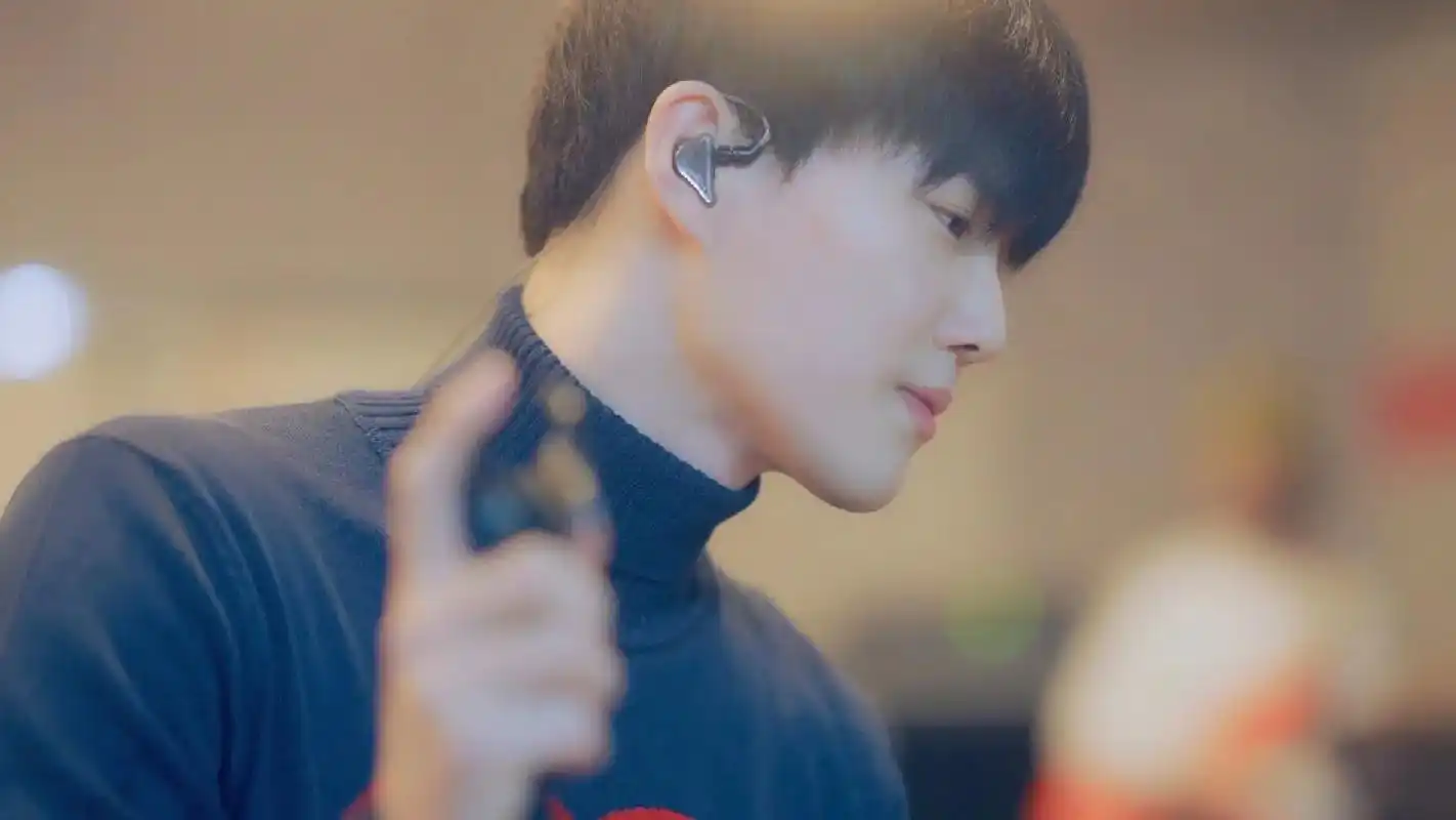 exo #suho #金俊勉  《gray suit》预告 - 抖音