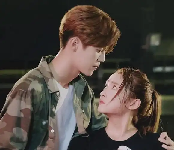 心动相守!关晓彤鹿晗甜虐恋情升级,两人秀恩爱霸占热搜榜!