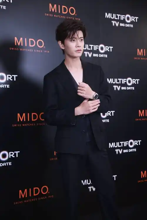 任嘉伦黑色深v西装配腕表时尚帅气 透露正在剧组专注拍戏_计划_方面