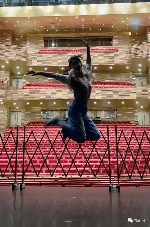 40岁孙莉享受跳舞老公黄磊羡慕喊话晒狗粮