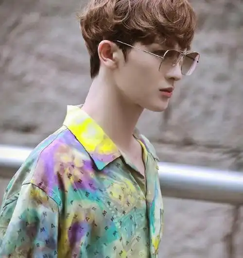 朱正廷身着撞色花衬衫搭配墨镜现身,充满夏天的清新潮流范