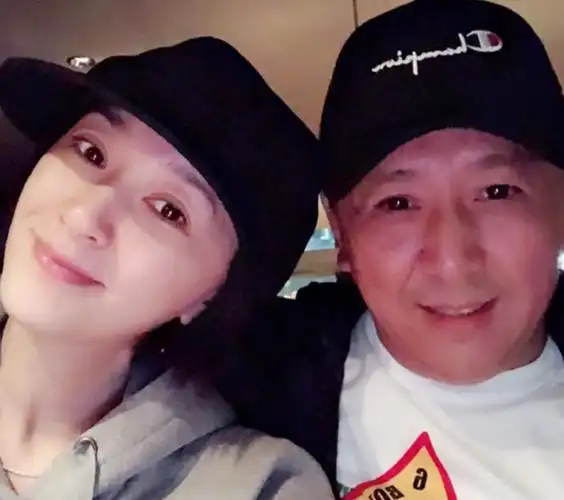 48岁李小冉颜值攀升,迷倒富豪老公,为她付出再多也值得_演艺事业_魅力