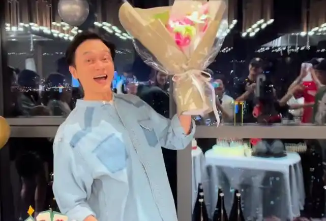 张智霖生日获众多朋友庆祝 和袁咏仪在众人面前亲吻拥抱很恩爱|张智霖